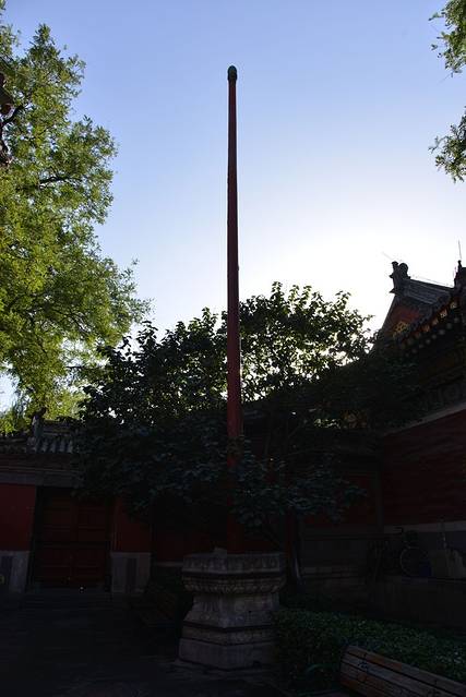搞不清楚以前庙子要旗杆做什么?升庙旗吗?