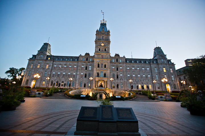 探险家萨缪尔·德·尚普兰于1608年建魁北克城,当时为新法兰西的首府