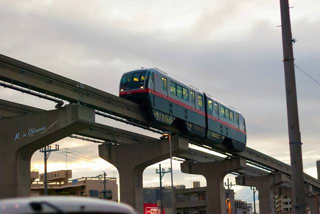 贯穿那霸的空中的轻轨电车