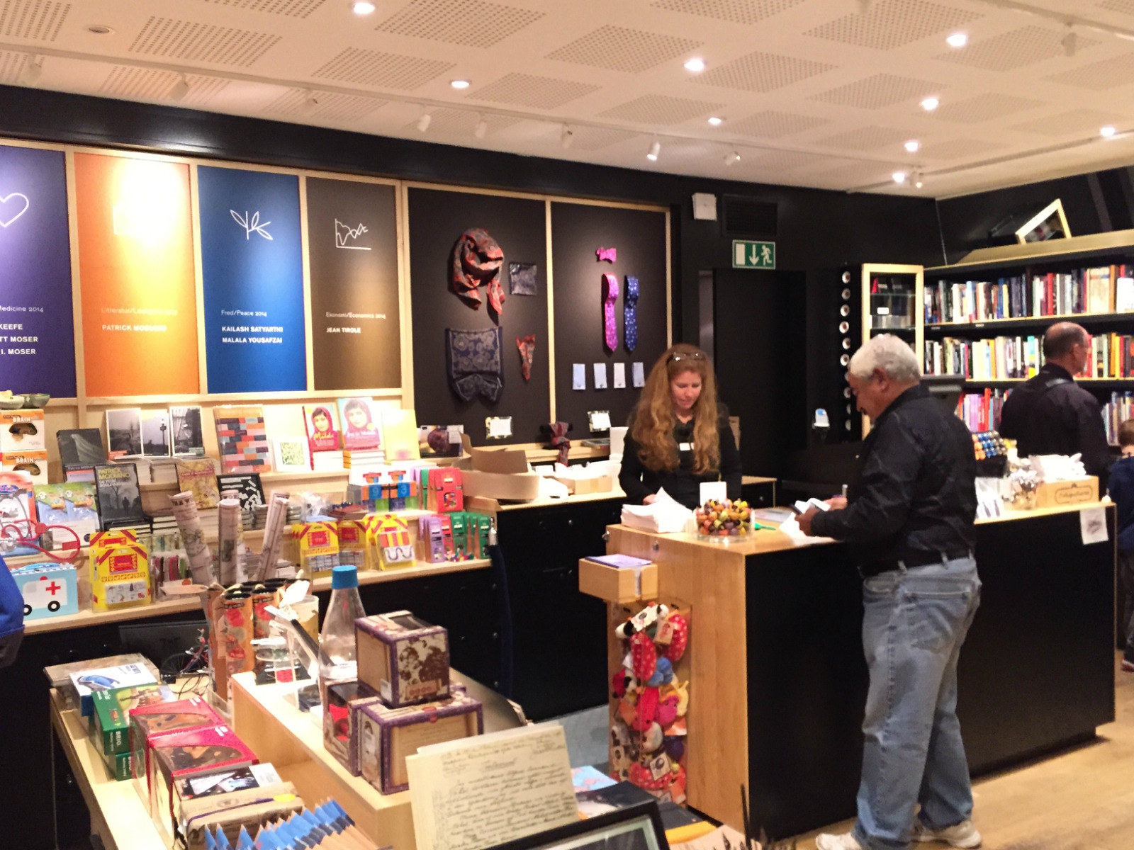 博物馆有一个小咖啡厅网上说咖啡风味和杯具非常有特色我们为赶下一个