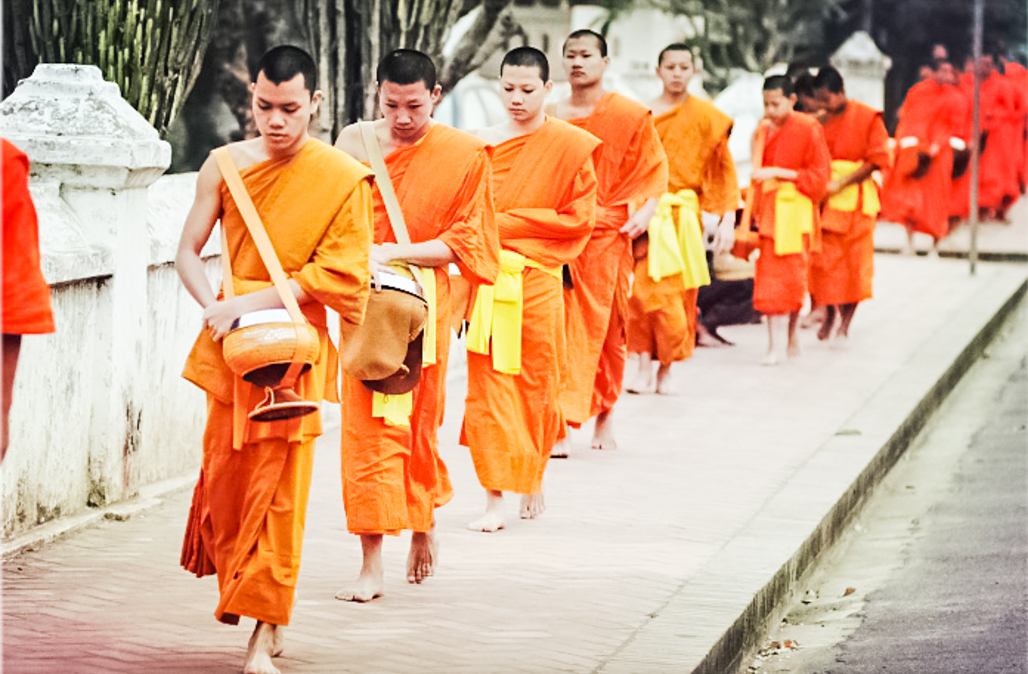 僧人布施时都是赤脚走在道路之上