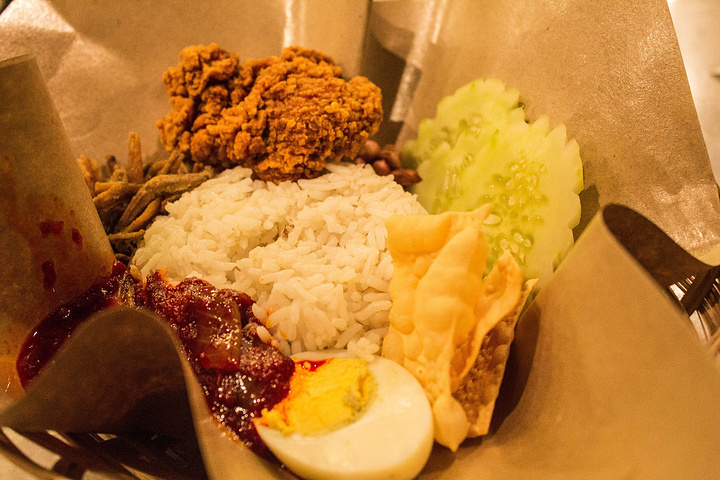 椰浆饭(nasi lemak)是马来西亚很常见到的一道美食,它是马来西亚的非