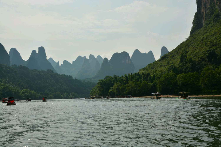 "竹筏漂流杨堤到兴坪段是精华，费用是100元/人左右，最好是在网上订好船票，因为遇上旺季的时候船..._漓江风景名胜区"的评论图片