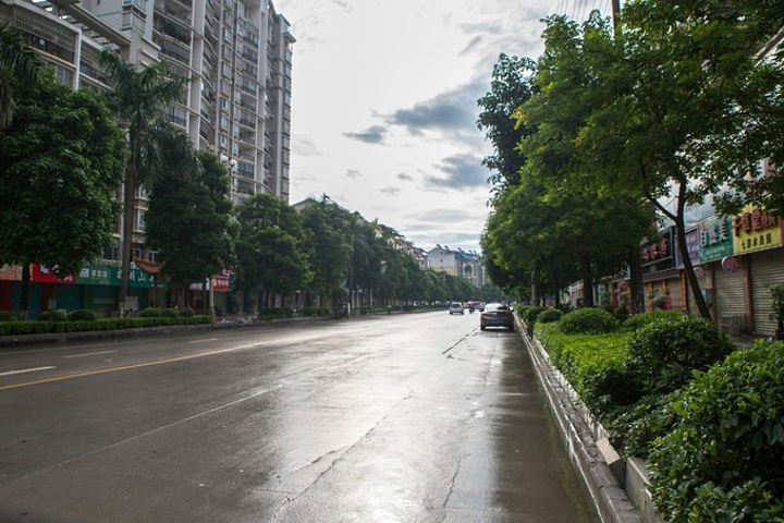 上午的平果县城,车和人都很少,显得格外宁静,让人心里面很平静.