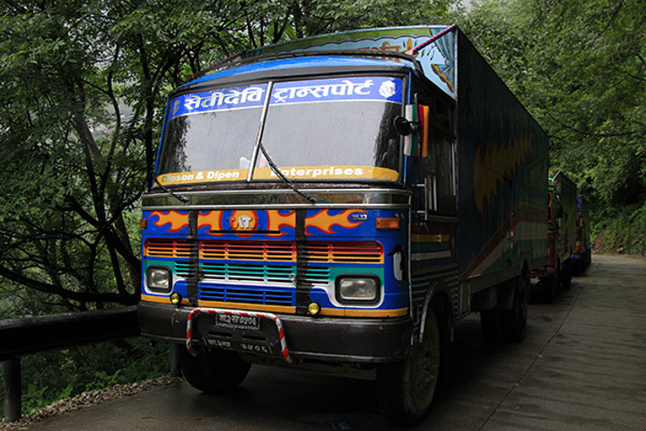 樟木镇往下就是中尼边境的友谊桥,过了桥河对岸就