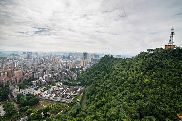 终于走上来了,来到塔下,凉风习习,平果全景,一览无遗,快哉!