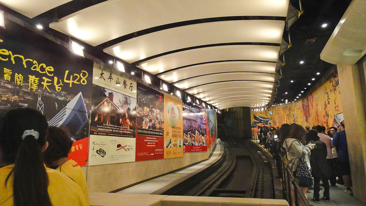 2018香港著名企业家李嘉诚的蜡像被放置在山