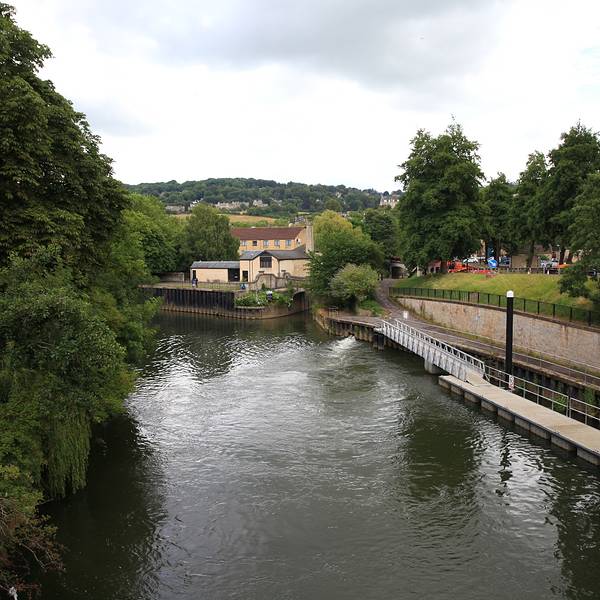 美丽的埃文河(avon)穿城而过,带给这个古老的城市无限的灵秀之气.