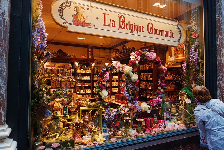 西百货的橱窗之后,觉得这些橱窗都没那么精彩了,但是仍旧被橱窗的复古