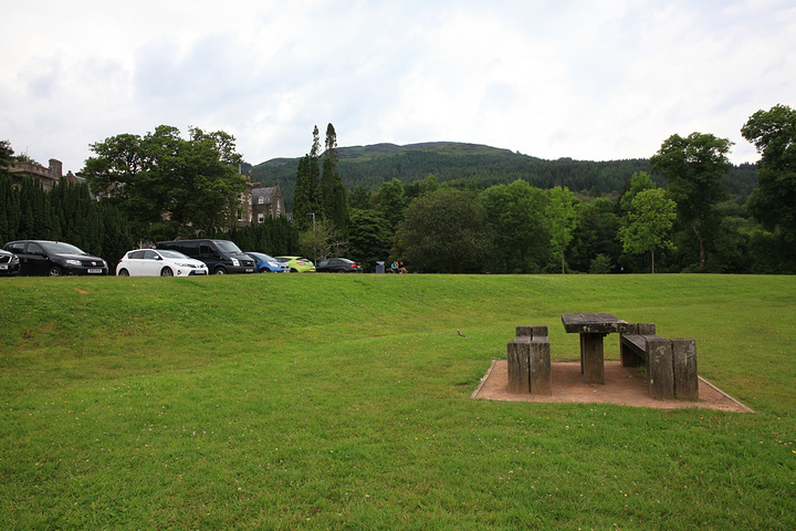 中午可以到公路边上的休息区休息,坐在湖边草地上的木椅上喝着咖啡