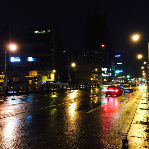 满电待机七八个小时左右,没电了可以用快充续