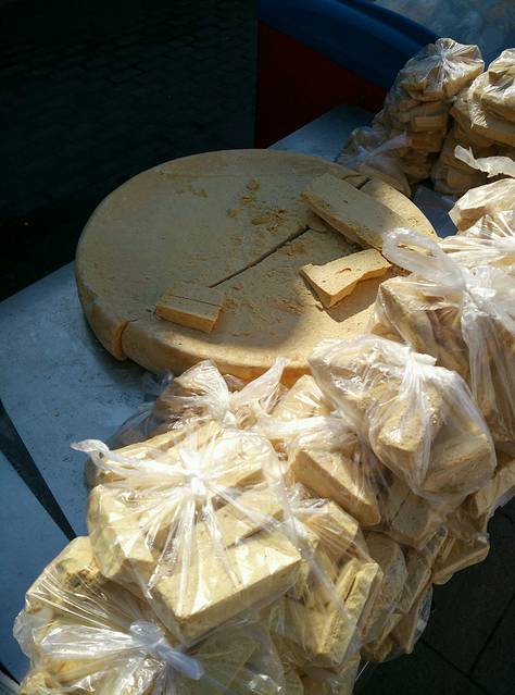 麦芽糖,小时候我们叫鸡屎糖,那会都是拿家里的铁,旧皮鞋换的,哈哈哈