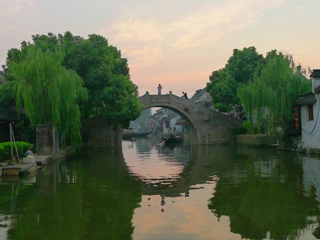 永宁桥是西塘人气最旺的一座桥,不仅来往经过的游客多,很多人还都会在