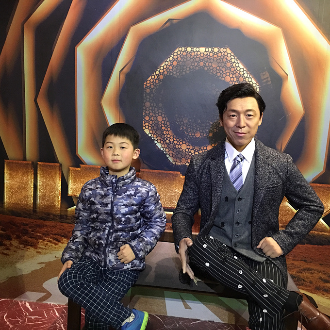 因为酒店楼下就有个蜡像馆,小孩子又喜欢.所以决定晚上看,不浪费时间.