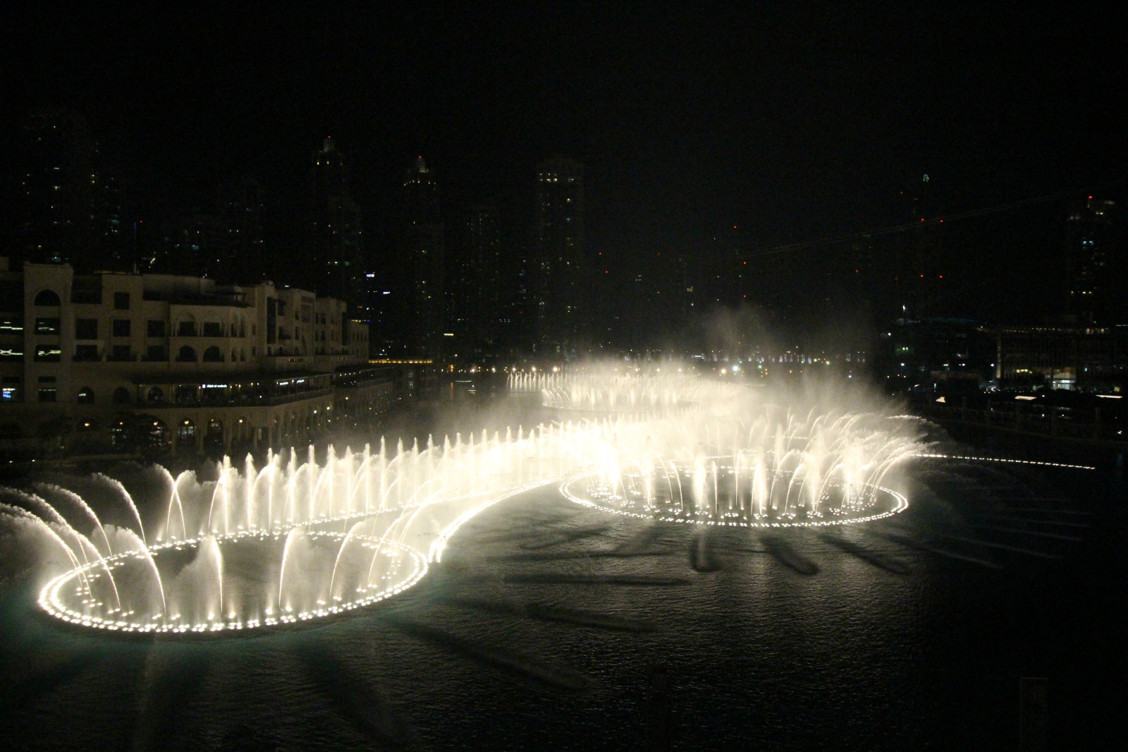 音乐喷泉表演既有音乐又有舞蹈还有烟火着实美丽一会喷出所有水柱气势