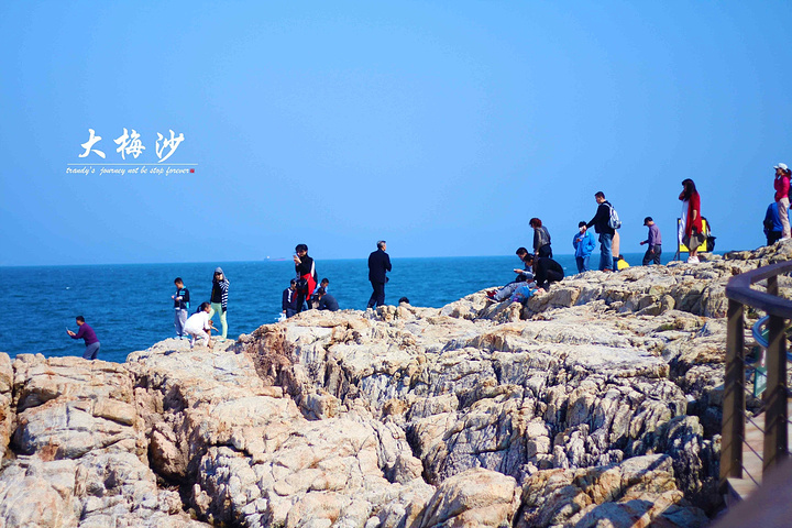 大梅沙是深圳最长的海滩,海水比较清,但是一定
