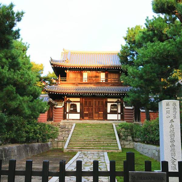 沿着小路走到底是建仁寺,5点已过,寺庙内部已经关闭,只能在周围院子