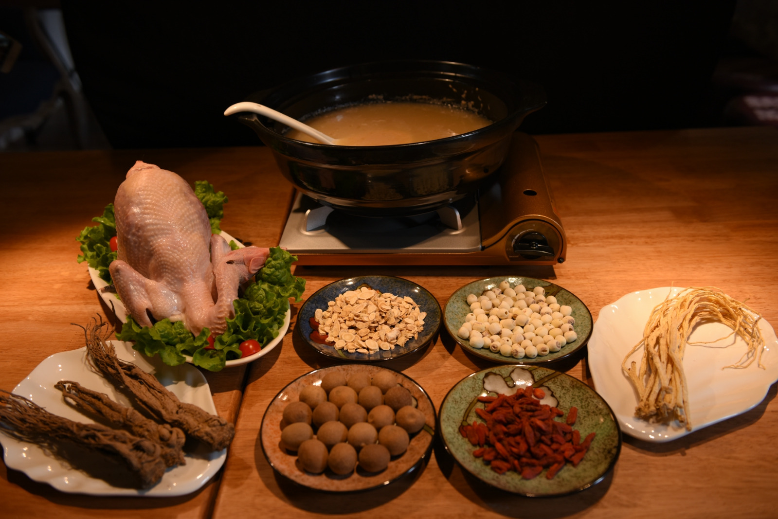 环境绝对是大理他们家有很多锅主要是野生菌和养生汤锅菌子好多啊来