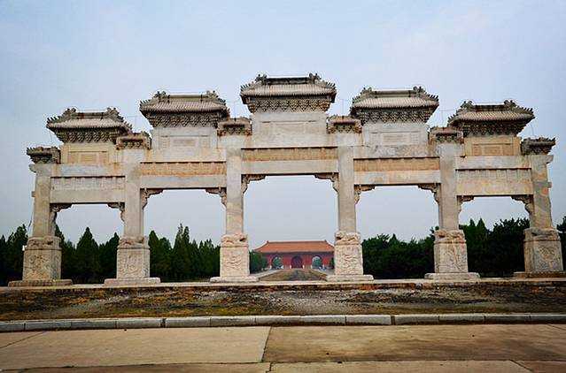 这里埋葬了顺治(孝陵),康熙(景陵),乾隆(裕陵),咸丰(定陵)和同治(惠陵