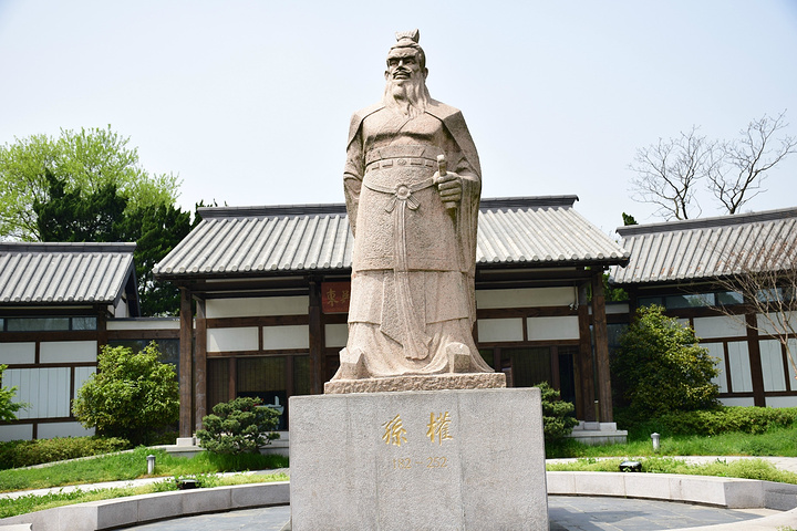 孙权雕像,威风凛凛富春山居图怒目圆视,颇有仪式感.