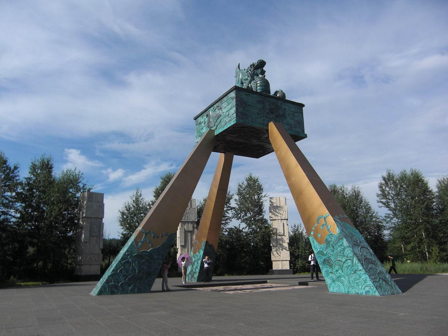 北极沙洲上还建有一座大型的"金鸡之鼎",非常醒目,鼎上的龙头由北直望