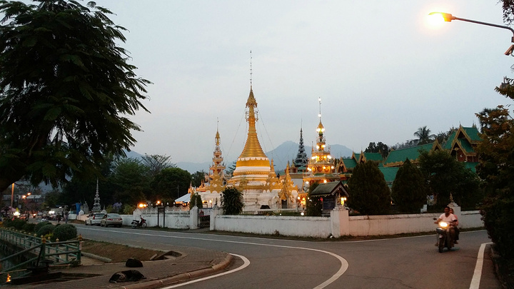 "夜丰颂的地标Wat Chong Kham寺，纯木质架高的大殿，比起清迈的寺院，更有亲民感。寺院黄昏_琼昆寺"的评论图片