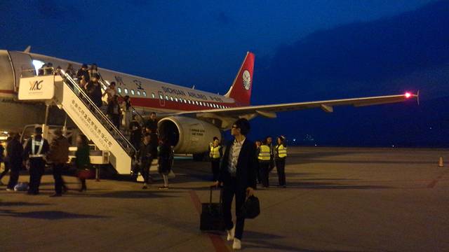 晚上八点左右下飞机,云南是晚上八点左右才开始天黑呦.