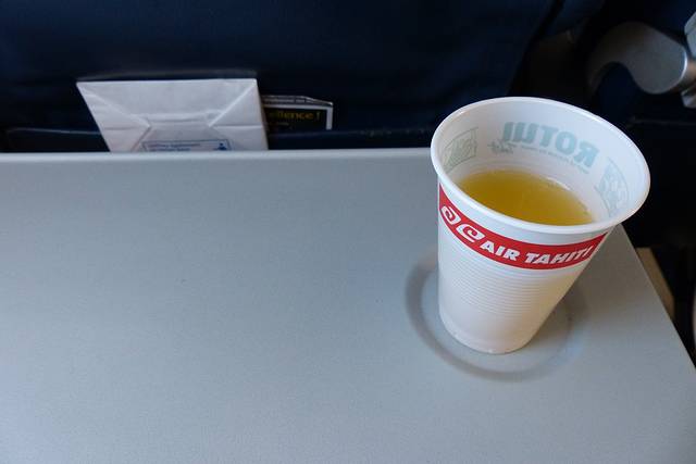 飞机上会给一杯果汁