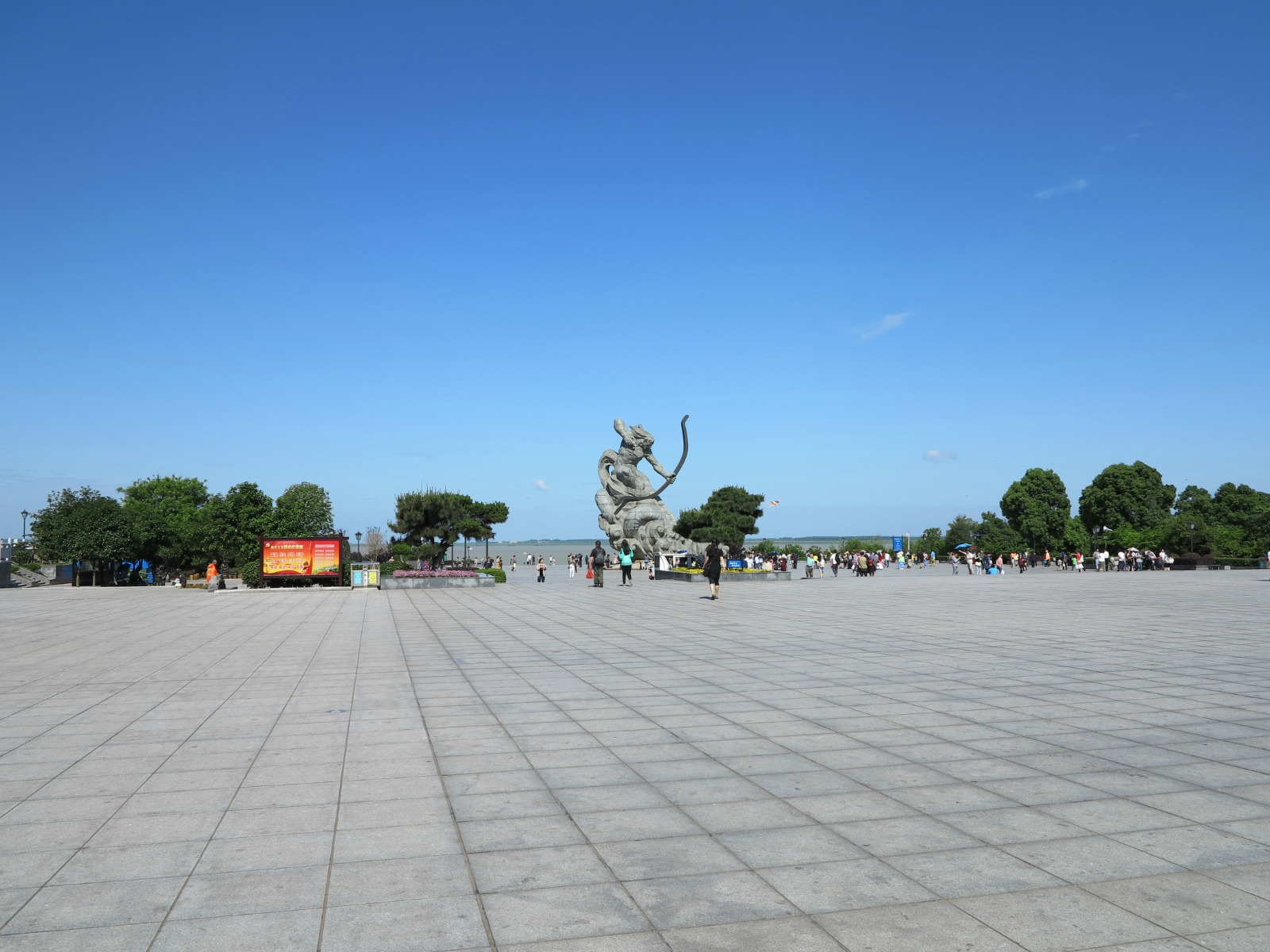 2019巴陵广场游玩攻略,让游人有了与水更加亲近的机.【去哪儿攻略】