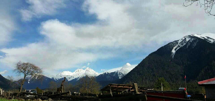 雪白的山峰,非常漂亮,讓人不禁想起了甘孜的類似的風景,只有親眼看見