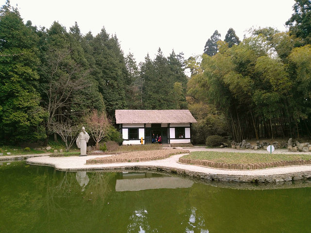 "...开，吟道：“人间四月芳菲尽，山寺桃花始盛开”花径亭中一横石上刻有“花径”二字，传说系白居易手书_庐山花径"的评论图片