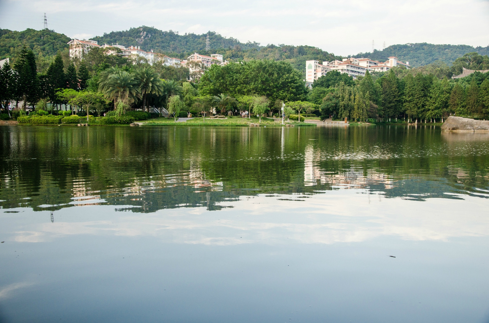 青山绿水的环境令人心生欢喜之心,芙蓉湖面上的校园的倒影成立很迷人