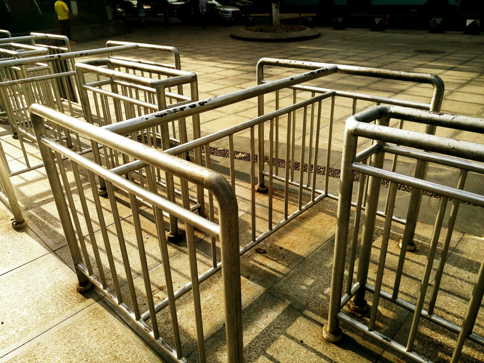 在这里会发现公园的大门是用错落式的栏杆制作的行人通道,这样可以