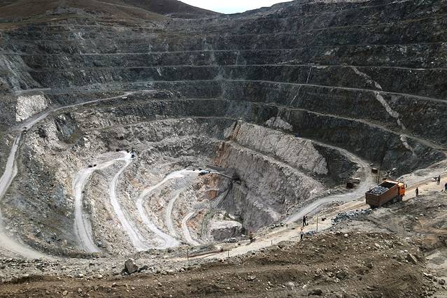 这里是出宝石的地方,巨大的矿坑,去看看也要门票.