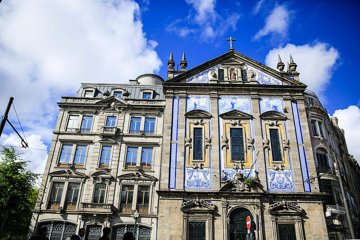 巴塞罗斯这个地方,一个虔诚的外来朝圣者被误认为窃贼而被判死刑.