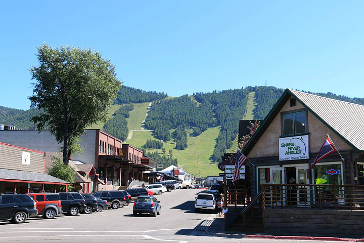 杰克逊镇属于典型的美国西部小镇,以牛仔文化而闻名于世,对面山坡是