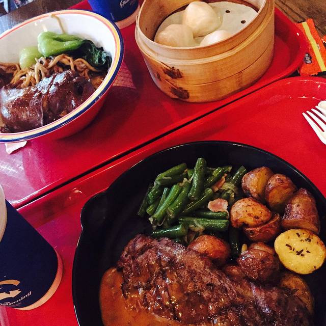 两小妞上海迪士尼初体验感觉棒棒哒