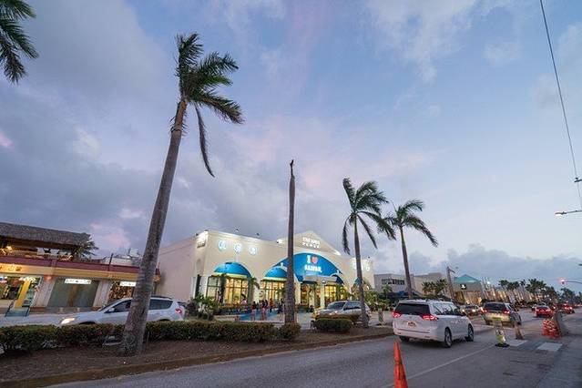 带着婚纱抱着娃火热塞班游