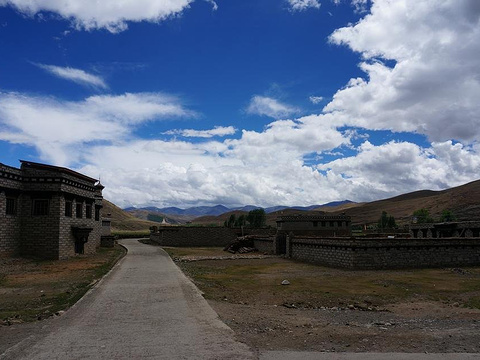 过稻城的驴友来过这里(1)龙古村是位于稻城县城北4公里处的一个小村落