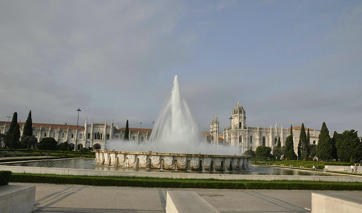 21 葡萄牙的航海王子而建成的 这位亨利王子是把葡萄牙带进了辉煌时代 所以葡萄牙人民对他是非常崇拜的 航海纪念碑 评论 去哪儿攻略