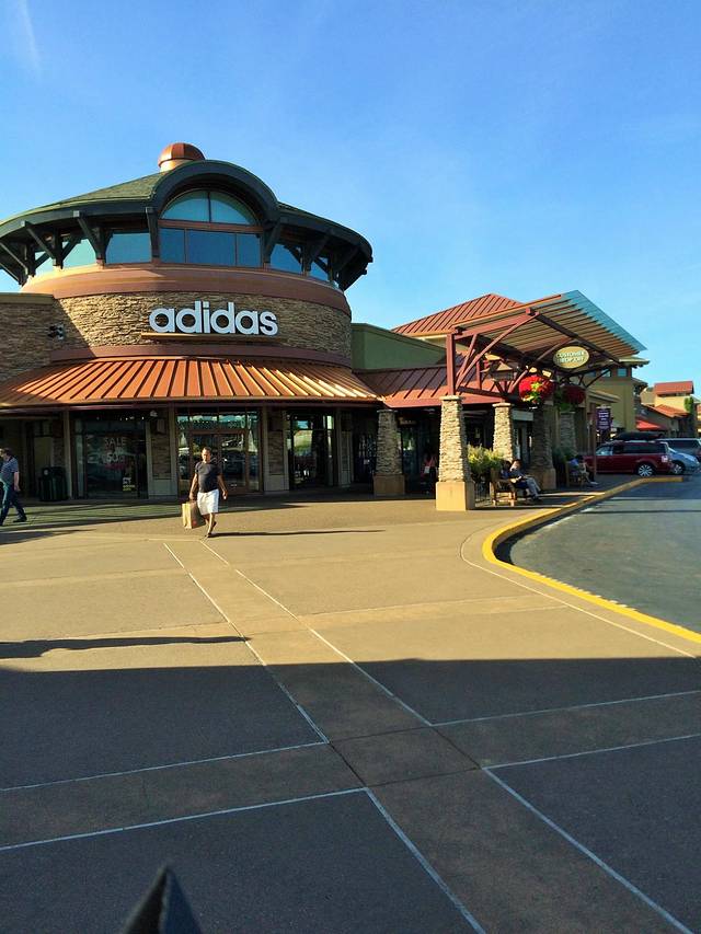 伍德本折扣购物中心