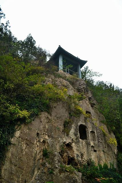 普泰洞,火烧洞,慈香窑,路洞等,为北魏时期的代表洞窟;潜溪寺,宾阳南洞