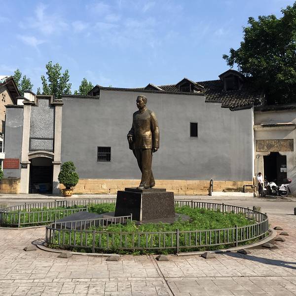 这天我还是选择地铁来到了周公馆,在大门口,周恩来总理的雕塑直立在这