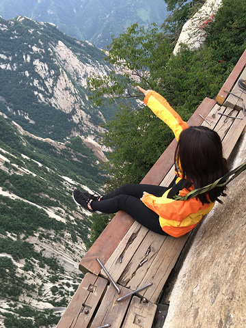 2017华山有两个惊险刺激的游玩项目鹞子翻身和长空栈道_华山评论 - 去哪儿攻略社区