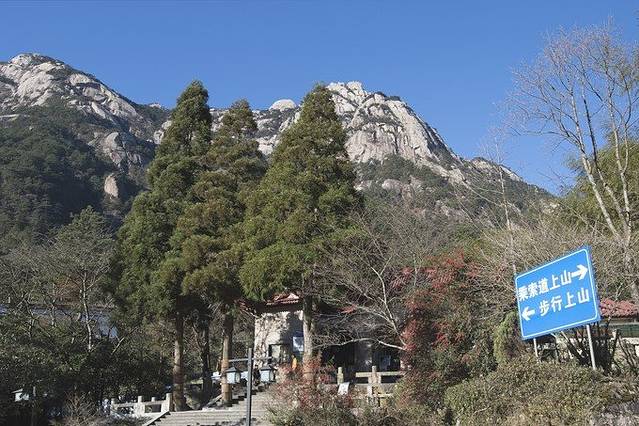 这图是慈光寺入口, 右边台阶是下山人士的出口, 上山往左边, 因为要