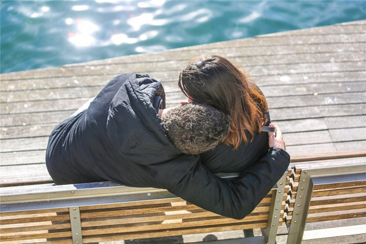 桥两侧很多晒太阳的人,景色还是不错的.