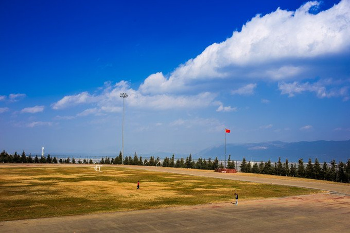 情人湖,想必夏日的晚间,湖水倒影着苍山和弯月,会格外的漂亮_大理大学