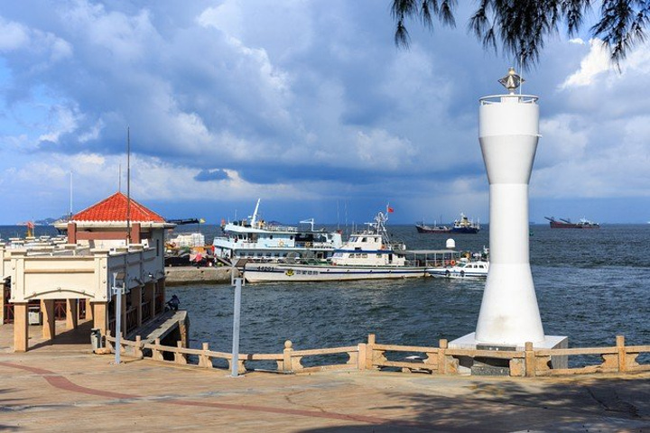 先到码头附近逛逛?一个小时后顺利到达外伶仃岛的伶仃湾客运码头.