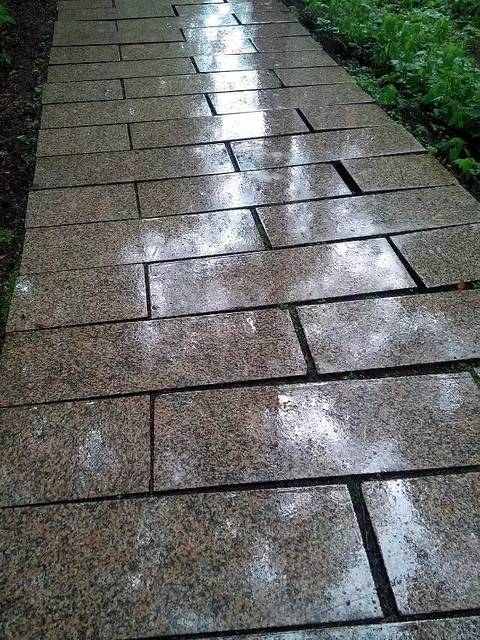 雨后的地面有点儿湿滑.