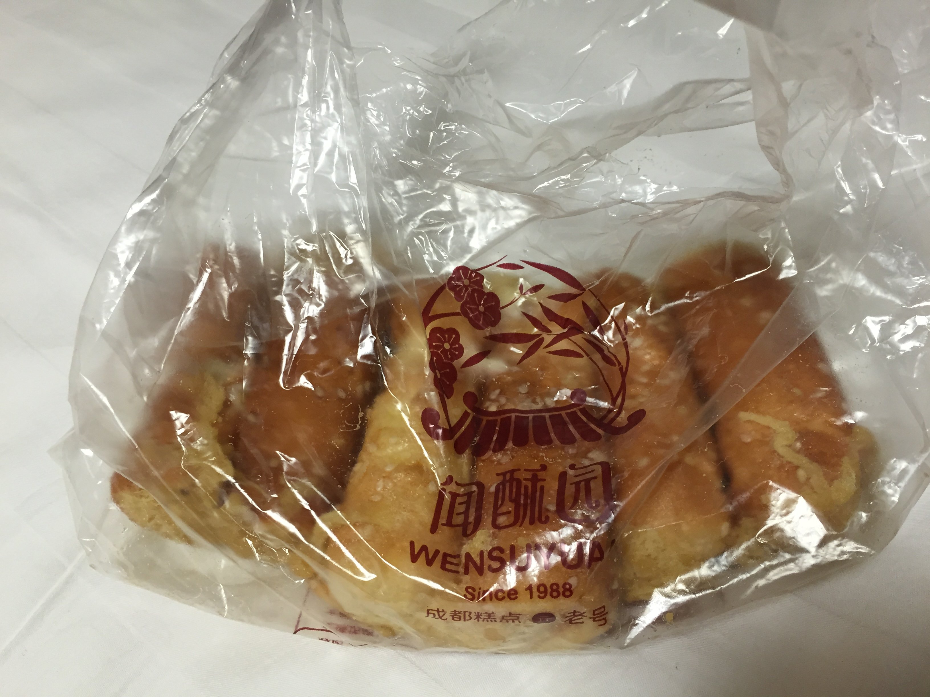 我一直不知道到底哪家历史更久点反正确实闻酥园和宫廷糕点铺的东西都
